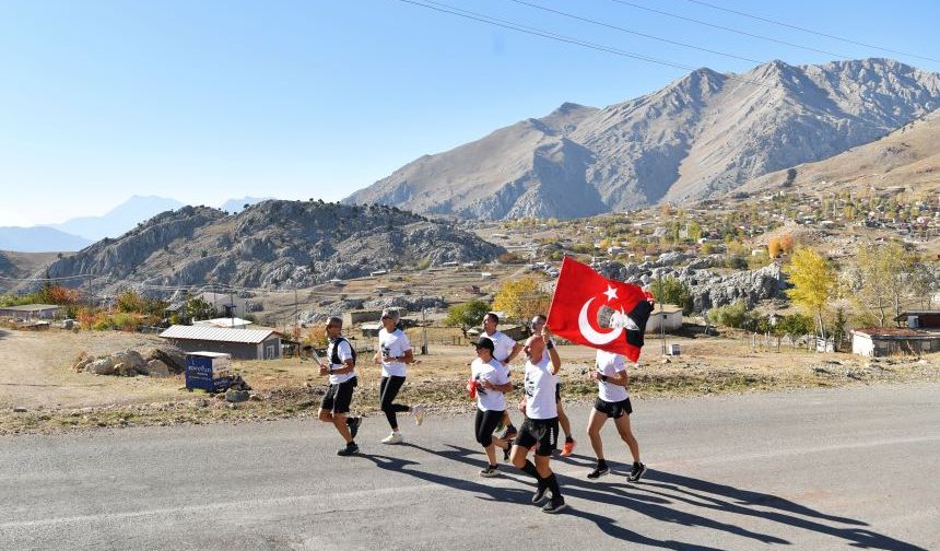 Feslikan’dan Konyaaltı’na! Cumhuriyet için 41 kilometre koştular