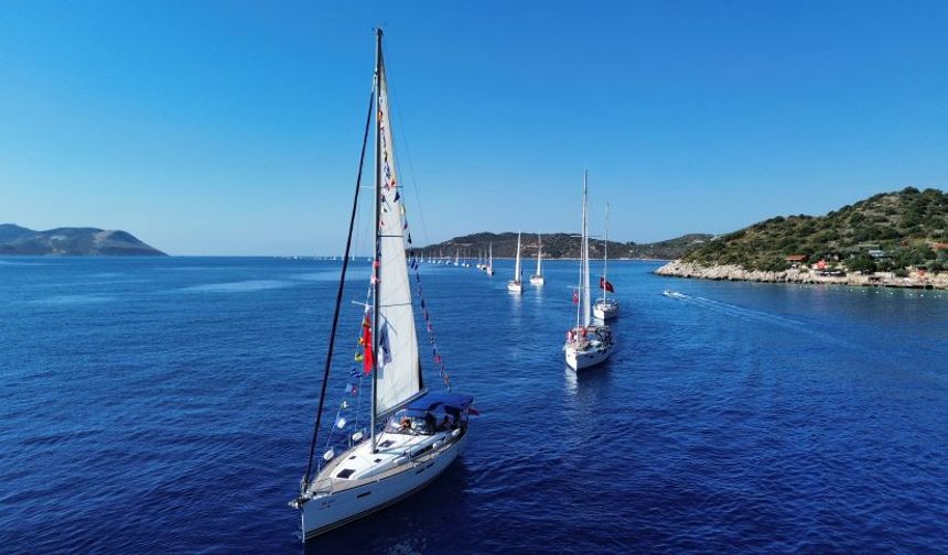 Kaş'ta Cumhuriyet coşkusu! Karada, denizde ve gökyüzünde...