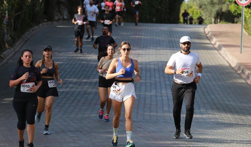 Sporcular 6. Kaş Yarı Madaton yarışlarında ter döktü