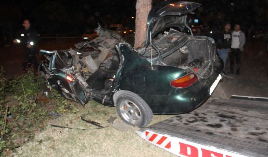 Konya'da otomobil ağaca çarptı! Üniversite öğrencisi hayatını kaybetti