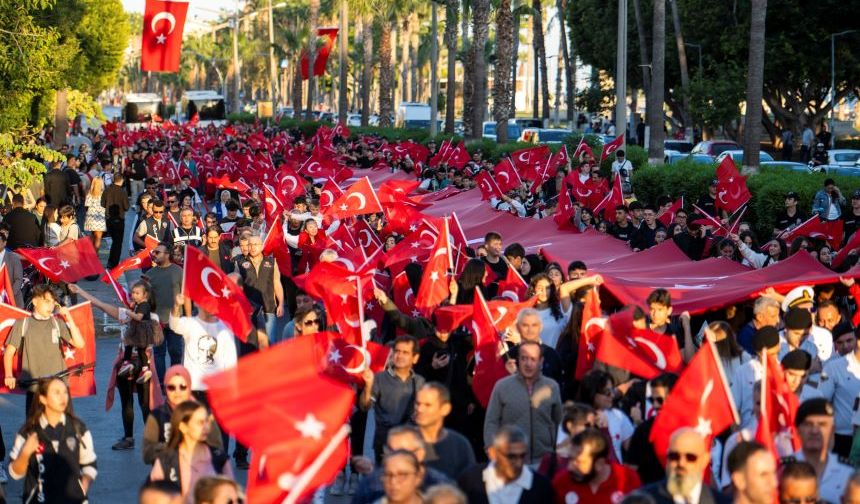 Mersin’de gençler Cumhuriyet'in 101’inci yılına özel 101 metrelik Türk bayrağını taşıdı