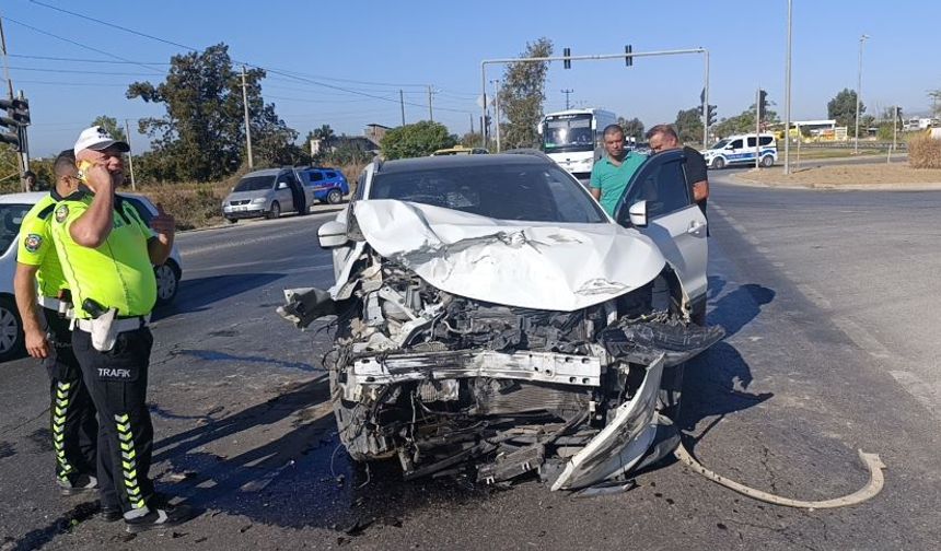 Antalya'da trafik ışığının arızası kazaya yol açtı! 5’i çocuk, 9 yaralı