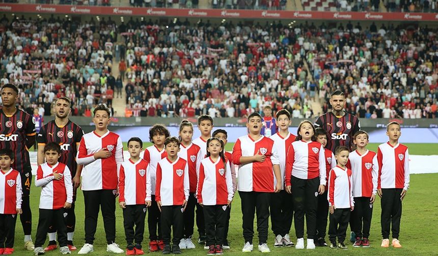 Antalya’da ilginç seremoni! İcardi 15 çocukla sahaya çıktı!