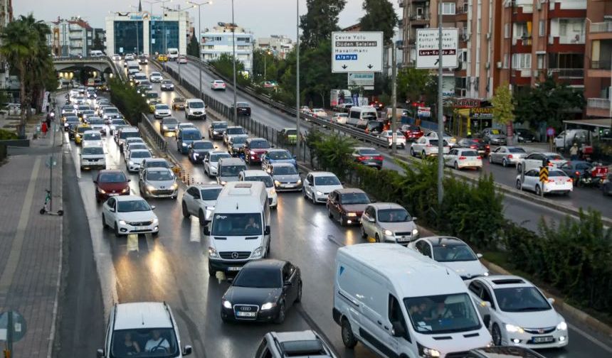 Antalya’da trafik akışı durma noktasına geldi! Sıkışan trafiğe çözümü sürücüler buldu