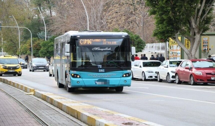 12 metrelik otobüsü kaldırıma park etti!