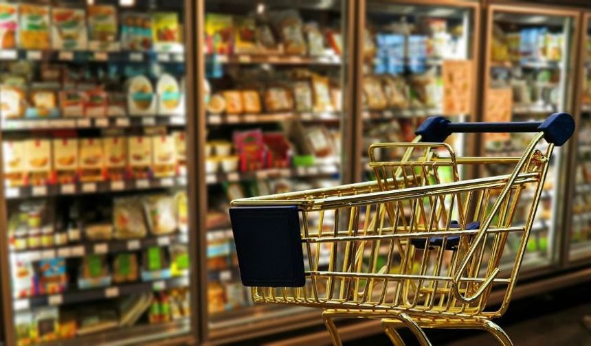 Antalya’da marketler sıcak havalara çözüm olarak buz küpü satıyor