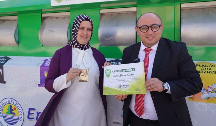 Mersin’de 3 çocuk annesi topladığı atıklarla altın kazandı