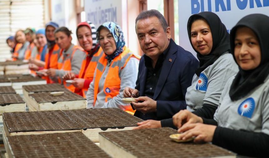 Başkan Böcek'ten işçilere mesaj: "Her zaman yanınızdayım"