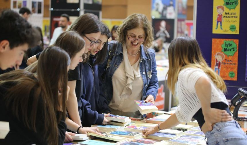 Antalya'da kitap kurtları bu fuara akın etti