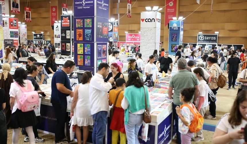Kepez Kitap Fuarı'nda yazarlar ve okurlar buluştu
