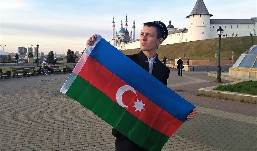 Antalya'da Tatar aktivistten tek kişilik protesto!
