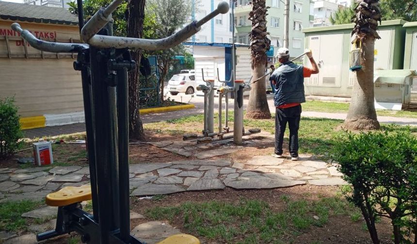Muratpaşa Belediyesi parkları boyuyor