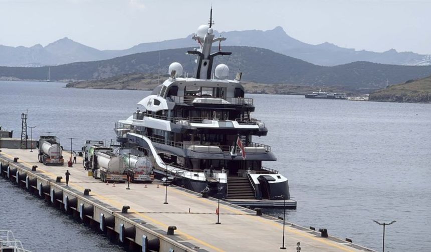 Haftalık kirası 1 milyon 150 bin euro olan yat, Bodrum'da 128 ton yakıt aldı