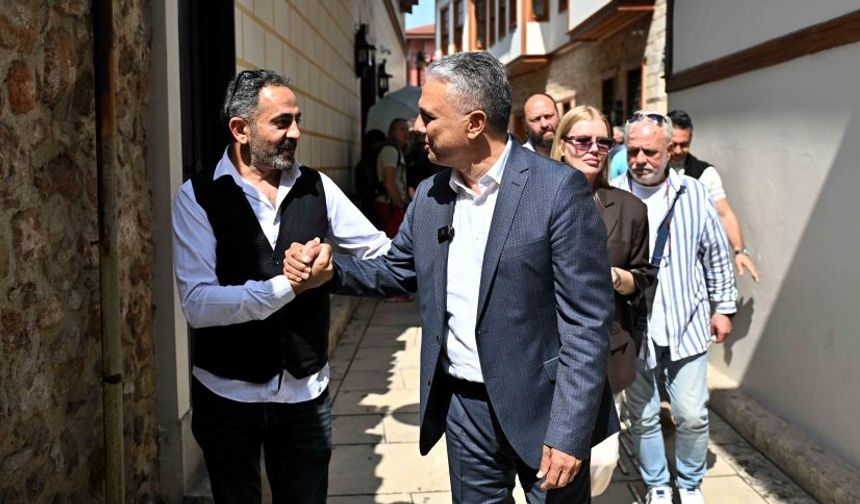 Kaleiçi esnafından alışveriş yapan Ümit Uysal: “Esnaf ekonominin lokomotifidir”
