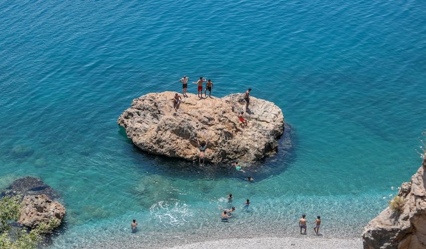 Akdeniz'de artan deniz suyu sıcaklıkları bakteri riskini artırıyor