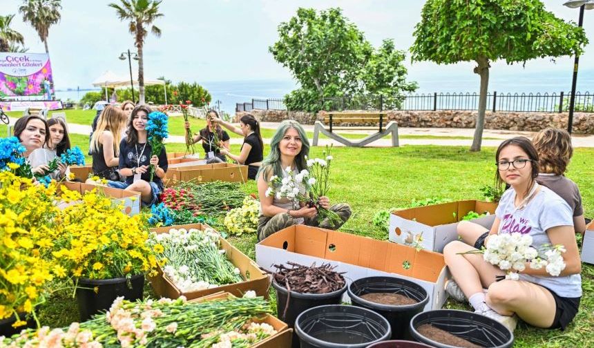 Muratpaşa'da gençler çiçeklerle sanatını konuşturuyor