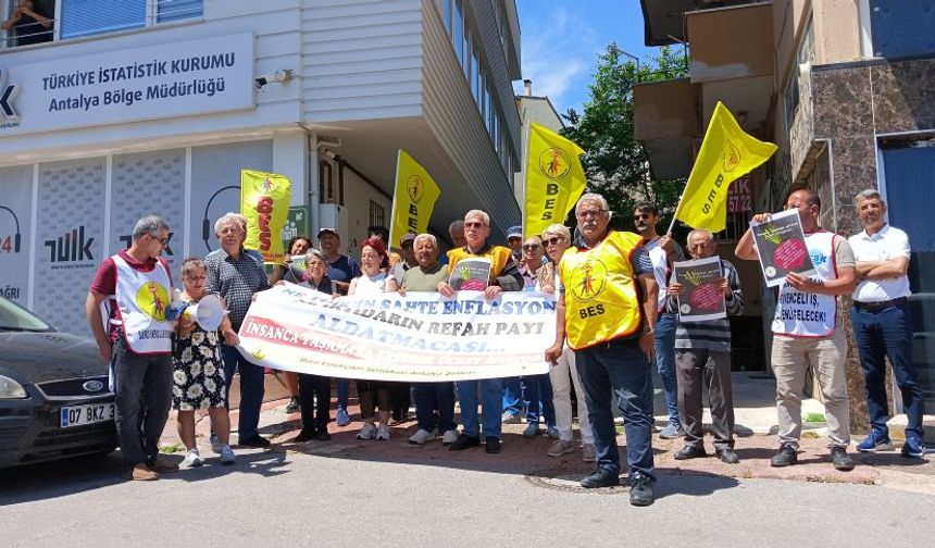 BES Antalya'dan TÜİK önünde enflasyon protestosu: "Sahte rakamlarla yoksullaşıyoruz"