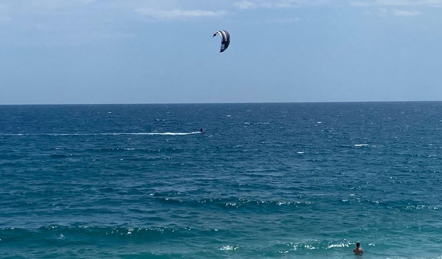 Antalya’da dalgaları fırsata çevirdi: Konyaaltı’nda uçurtma sörfü zamanı!