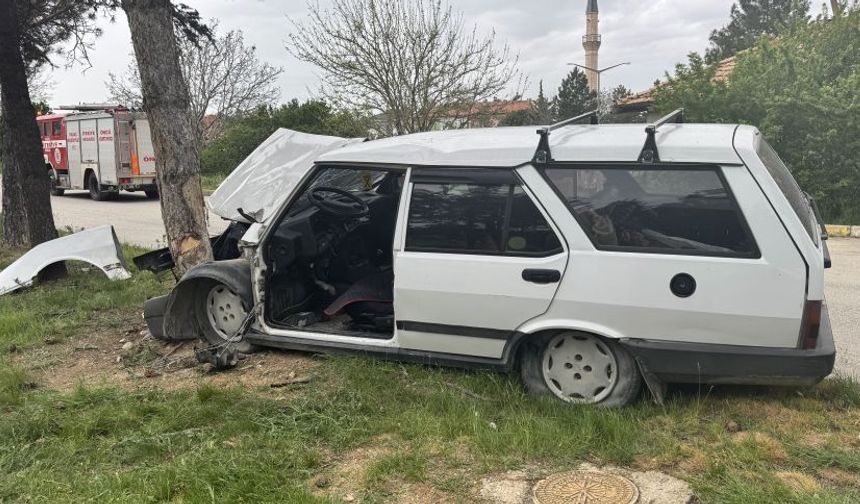 Isparta’da kontrolden çıkan otomobil ağaca saplandı! Sürücü araca sıkıştı