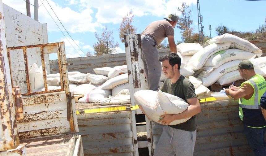 Antalya Büyükşehir'den çiftçiye çuval çuval destek