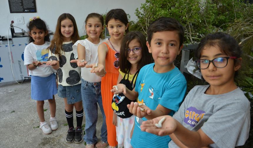 Antalya'da ipek böcekciliği çocuklarla büyüyor