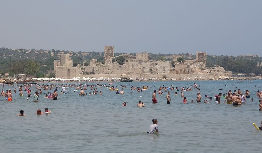 Mersin'de tatil bitti, sahilde yoğunluk sürüyor