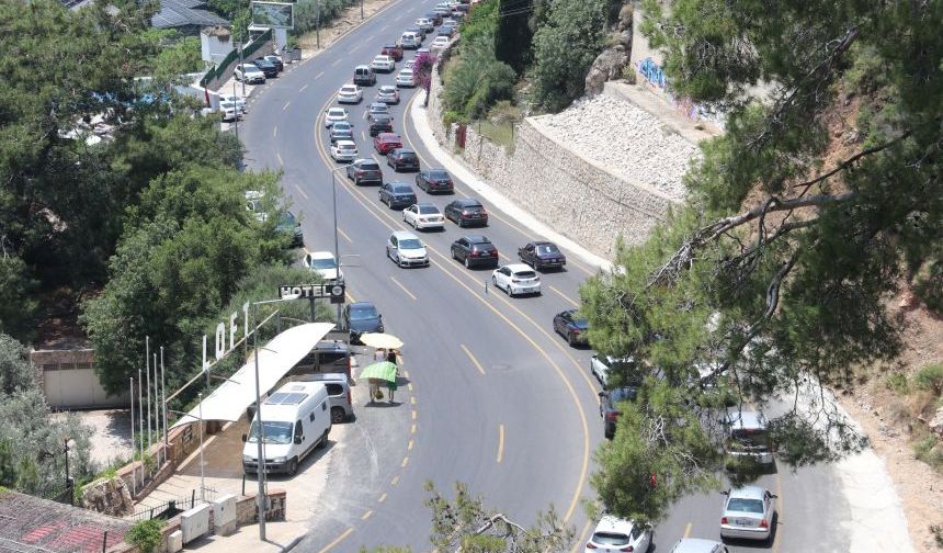 Ölüdeniz'de Kurban Bayramı yoğunluğu trafiği kitledi!