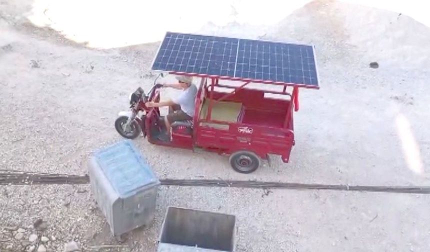 Motosikletine güneş paneli takarak bedava şarj sistemi kurdu