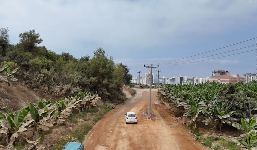 Alanya'da yol ortasındaki elektrik direği kazaya davetiye çıkarıyor