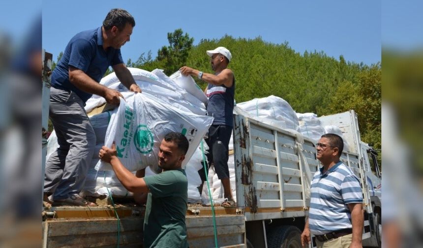 Antalya Büyükşehir'den Alanyalı çiftçiye 10 ton kaolin kili desteği