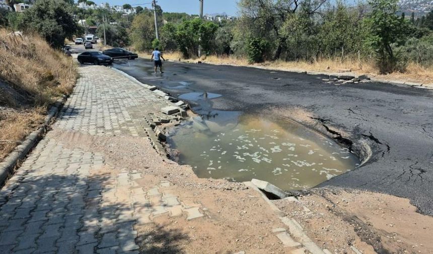 Bodrum’da ana isale hattı patladı, yollar sular altına kaldı