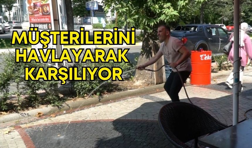 Isparta’nın ilginç garsonu! Müşterilerini havlayarak karşılıyor