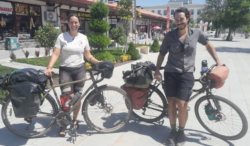 Pedal çevirerek Türkiye turu yapan Kanadalı turistler Konya'da