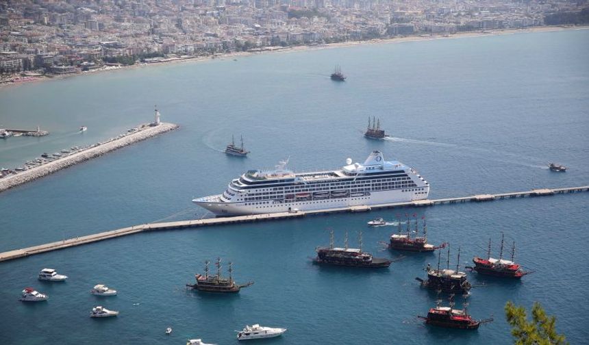 Antalya havada, denizde turizm rekorları kırmaya devam ediyor