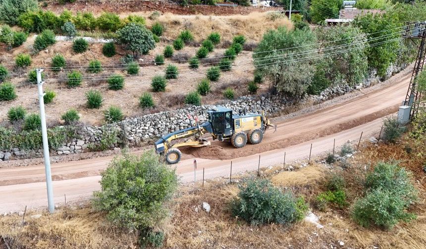 Finike'de kırsal yollar yenileniyor