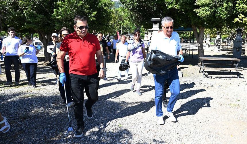 Akdeniz'in incisi Kemer'de sahil temizliği