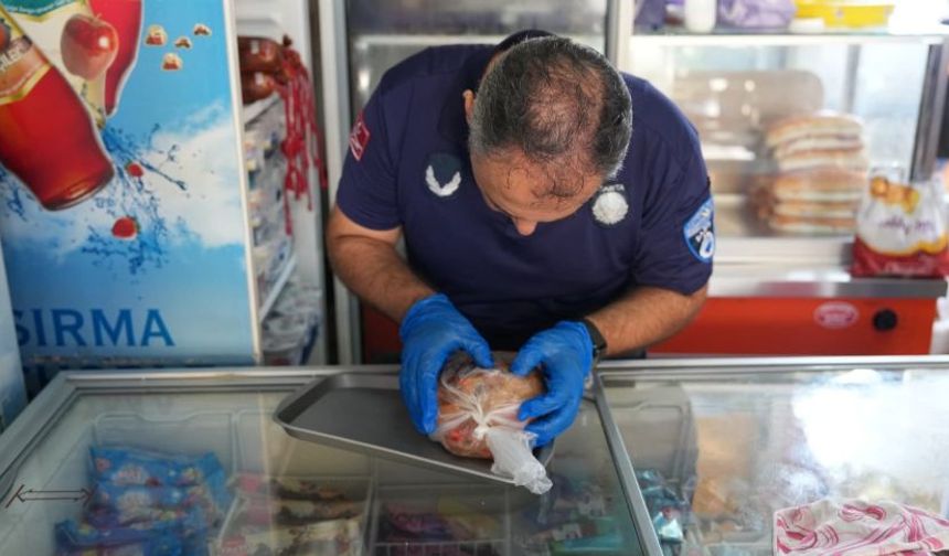 Konyaaltı Belediyesi'nden okullara sıkı denetim! Günü geçmiş ürünler anında imha edildi