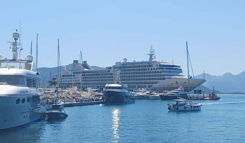 Marmaris'te aynı gün iki dev kruvaziyer yanaştı