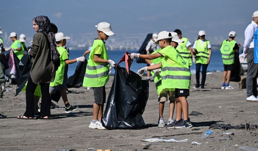Mersin’de Dünya Temizlik Günü’nde sahiller çöplerden arındırıldı