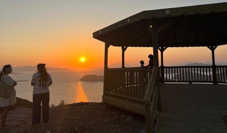 Marmaris'te "Zirve Seyir Terası" açıldı
