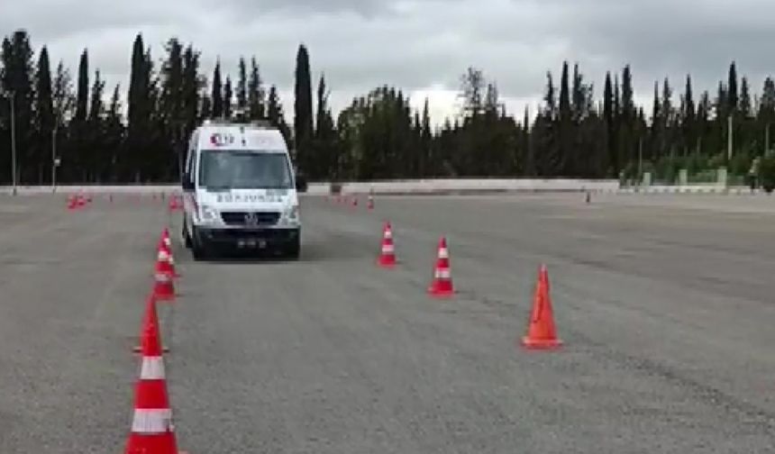 Antalya’da yeni ambulans sürücülerine güvenli sürüş eğitimi