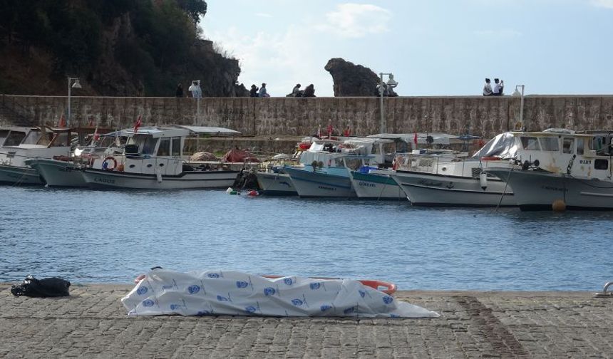 Antalya'da denizde erkek cesedi bulundu