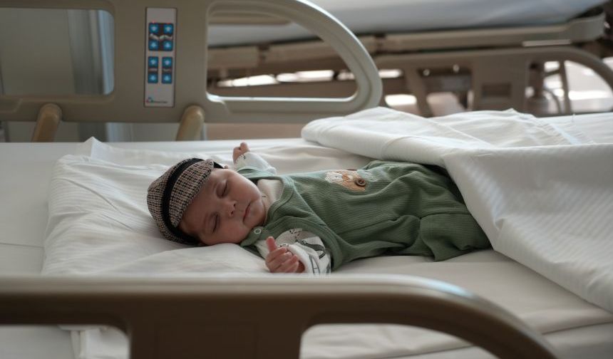 Filistinli bebek Antalya’da karaciğer nakliyle hayata tutundu