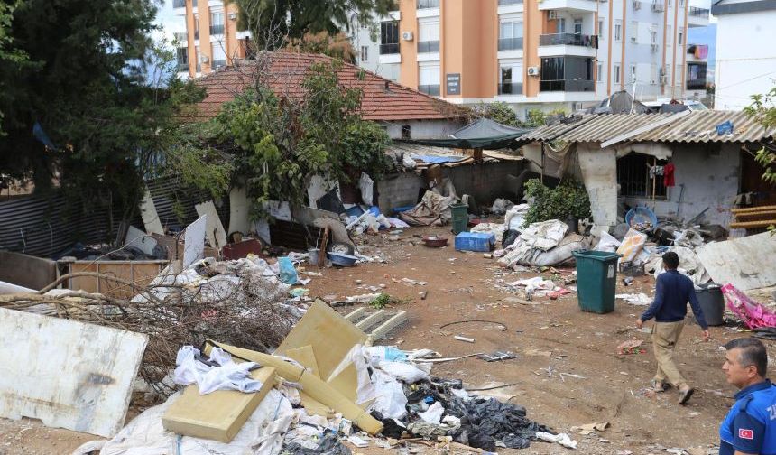 Kepez'de çöpü gören gözlerine inanamadı! Kamyonlarca çöp topladılar