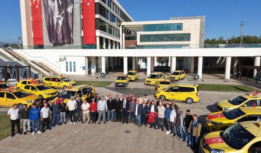 Konyaaltı'nda taksicilerden Cumhuriyet komvoyu