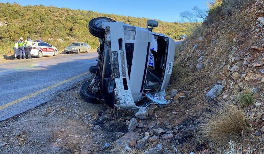 Mersin'de aileyi taşıyan minibüs devrildi: 1 ağır, 6 yaralı