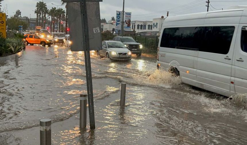 Bodrum’da sağanak hayatı felç etti