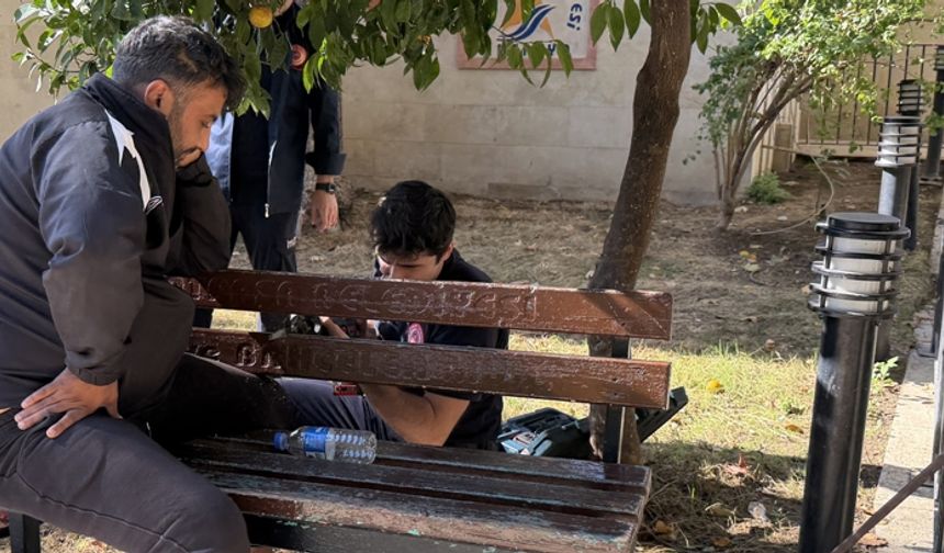 Antalya camii avlusunda sıkışan bacağa itfaiye desteği!