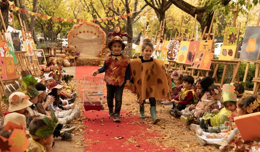 Manavgat'ta miniklerden sonbahar defilesi