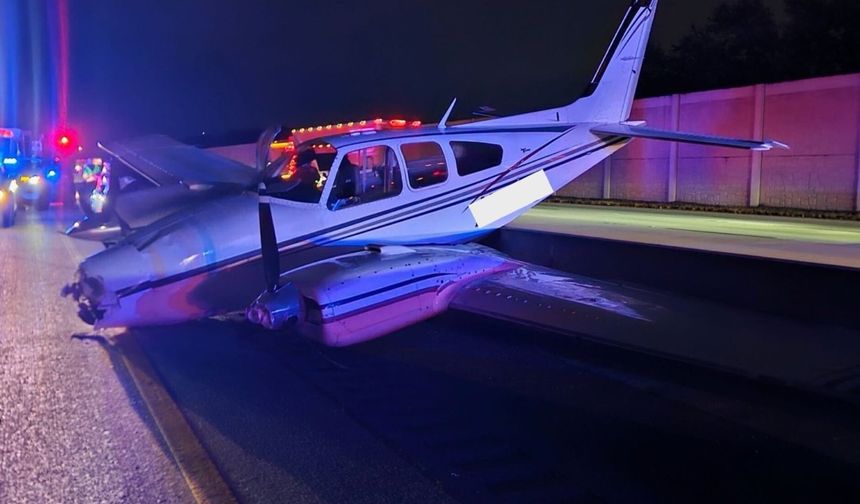 Otoyola acil iniş yapan uçak, otomobille çarpıştı!